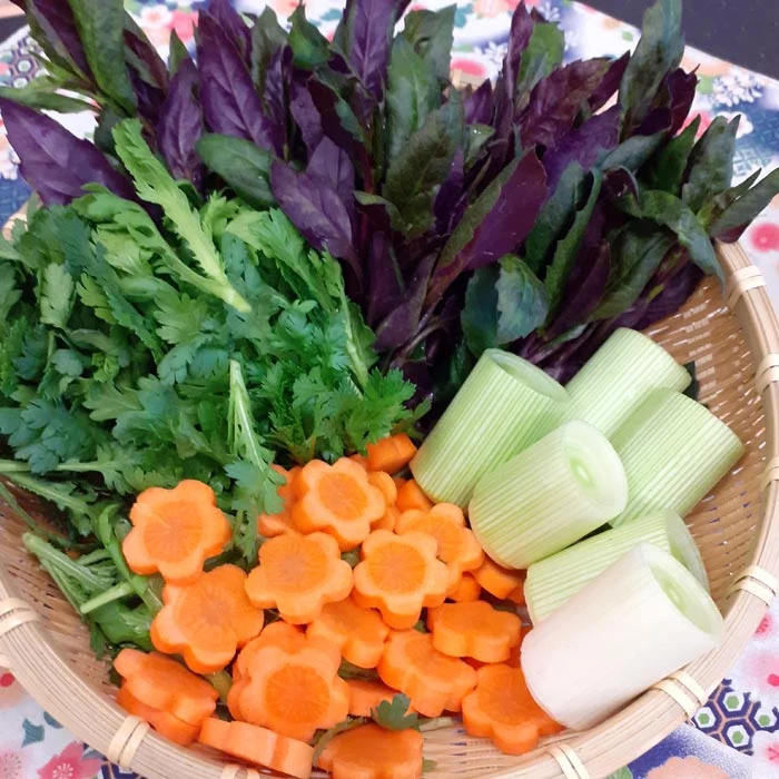 Yosenabe, Speisechrysantheme, Okinawa Spinat, Möhre, Porree