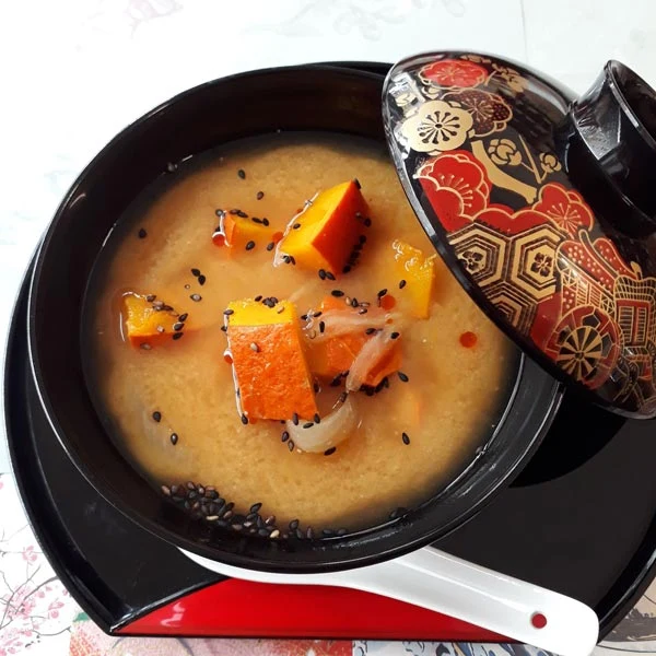 Shiro-Misosuppe mit Kürbis & Zwiebel
